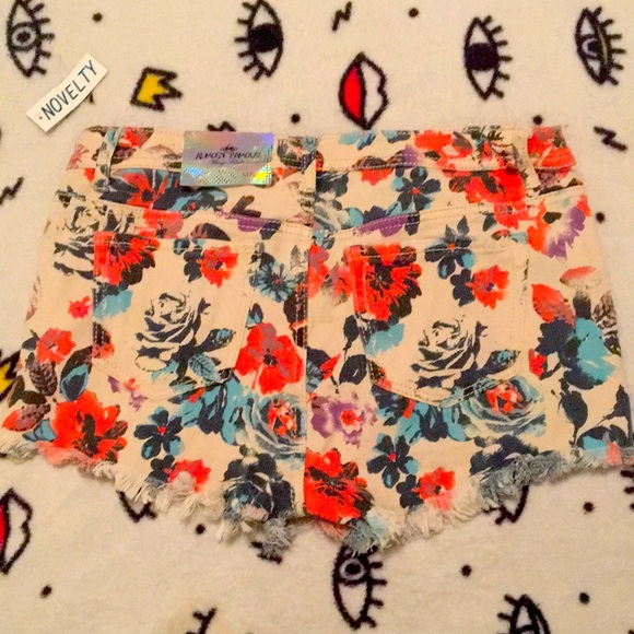 NWT floral Almost Famous shorts - Picture 2 of 3